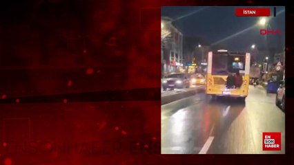 İstanbul'da otobüsün arkasında tehlikeli yolculuk