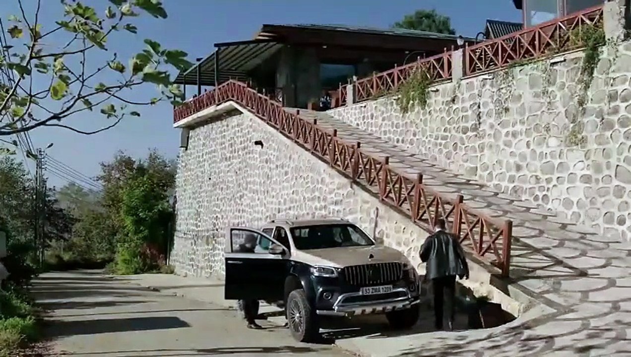 مسلسل عيناك كالبحر الاسود مدبلج الحلقة 62 الثان...