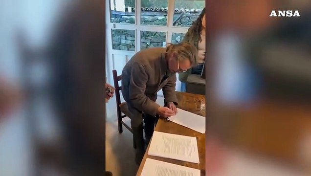 La famiglia nel bosco accetta una nuova casa, la firma di papa' Nathan