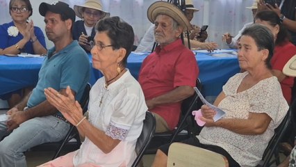 Historias que inspiran: adultos mayores vencen el analfabetismo en emotivo acto