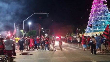 Flamenguistas e um santista comemoram o tetra da Libertadores no Centro de Cascavel