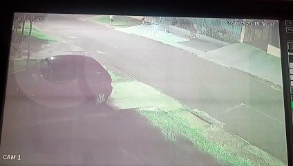 Câmera flagra momento em que mulher é atropelada na calçada e motorista foge sem prestar socorro em Cascavel