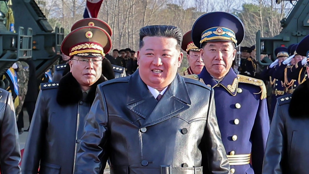 김정은 "공군에 새 군사자산·중대한 임무 부여"...주애 3개월 만에 등장 / YTN