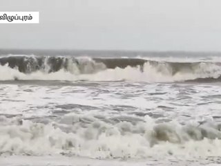 டிட்வா புயலால் கொந்தளித்த கடல்: ஆபத்தை உணராமல் ஆட்டம்போட்ட சுற்றுலாப் பயணிகள்