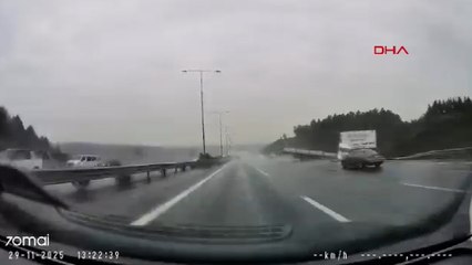 Beykoz'da TIR'ın otoyolda ters dönüp şarampole yuvarlandığı anlar kamerada