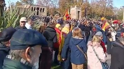 Ambiente festivo en la manifestación convocada por el PP contra el sanchismo