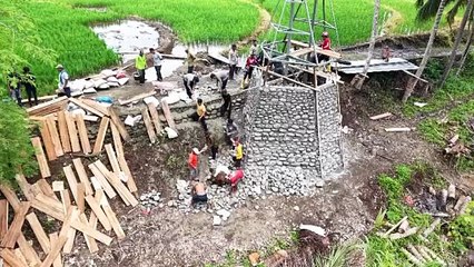 Satbrimob Polda Sulsel Bangun Jembatan Gantung di Soppeng