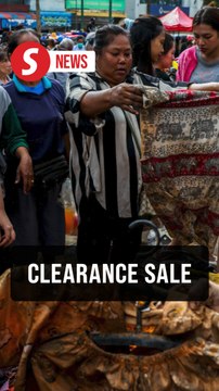 Muddy goods sold off at Hat Yai market, deadly floods ruin shops' stock