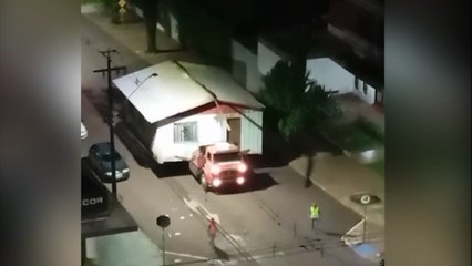 Veja o vídeo: Casa inteira em cima de caminhão cruza centro de Cascavel na madruga deste domingo (30)