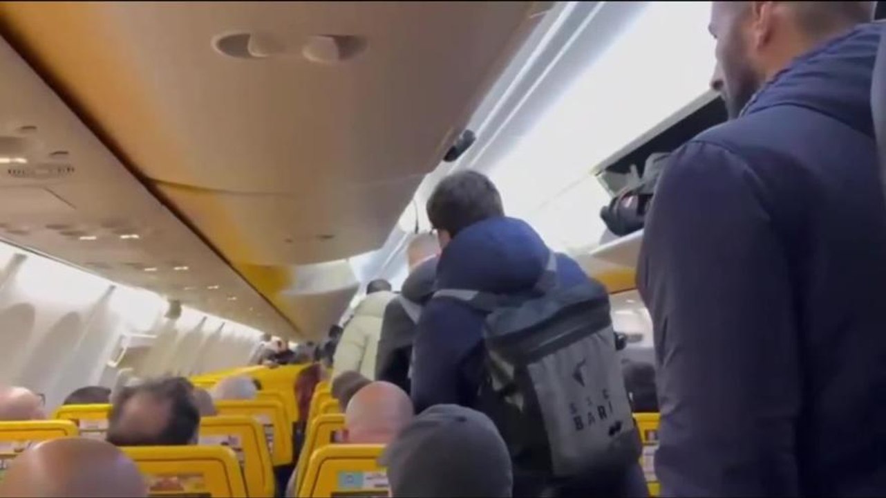Bari, spintoni e insulti tra tifosi e giocatori: caos sul volo di ritorno