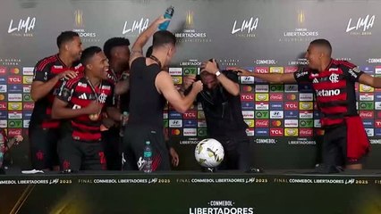 Flamengo - Filipe Luis fêté par ses joueurs en pleine conférence de presse