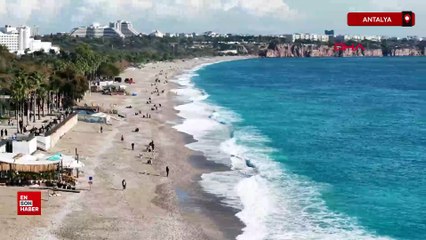 Antalya’da yağmur sonrası Konyaaltı sahilinde balık mesaisi