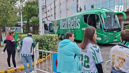 El beticismo espera la salida de los jugadores del Betis