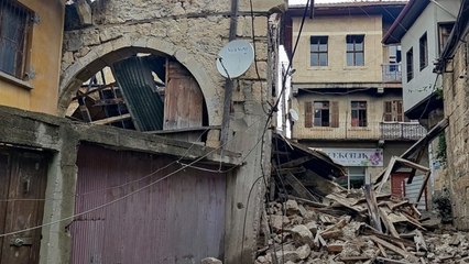 Yangında hasar alan bina, yağış sonrası çöktü: İşte binadan görüntüler!