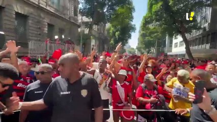 Torcedores do Flamengo começam festa no Centro do Rio à espera da delegação tetracampeã