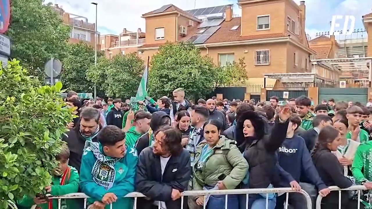 Los cánticos de la afición del Betis en la previa al derbi