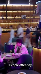 To be with his true love — his so-called “white moonlight” — he went so far as to hire a male model to seduce her into cheating. But she saw through everything and silently played along with the model, turning the trap back on him. In public, she exposed