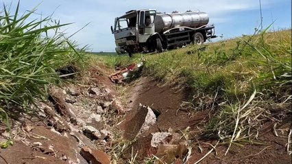 Jovem é ejetada de caminhão de leite em acidente na BR-163 em Cascavel