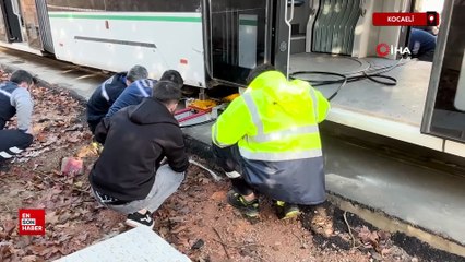 Kocaeli'de çöp kamyonu tramvaya çarptı
