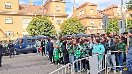 Comparativa de las aficiones de Betis y Sevilla en la previa al derbi