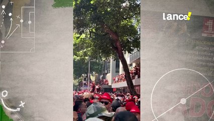 Torcedores sobem em marquises, mas são advertidos pela Prefeitura do Rio