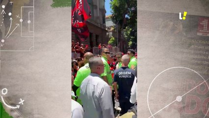 Torcedores reclamam do calor excessivo e falta de água em festa do título do Flamengo