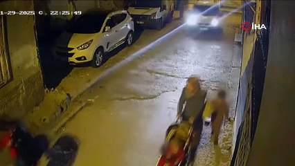 Sokak ortasında minik çocuğa dehşeti yaşatan şehir teröristi kamerada!