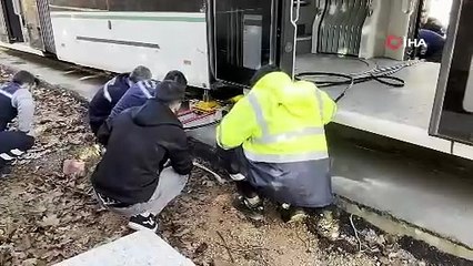 Kocaeli'de çöp kamyonu tramvaya çarptı: 3 yaralı