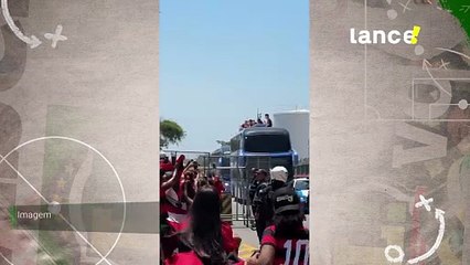 Jogadores do Flamengo deixam o aeroporto do Galeão rumo a festa do títulomp4