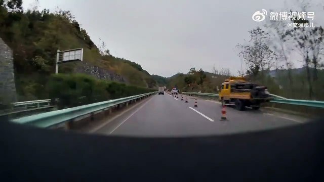Ce conducteur va avoir un bon réflexe sur cette route