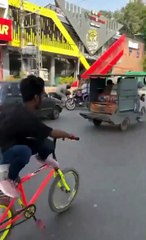 Il voulait faire le kéké en vélo... c'est raté et c'est douloureux