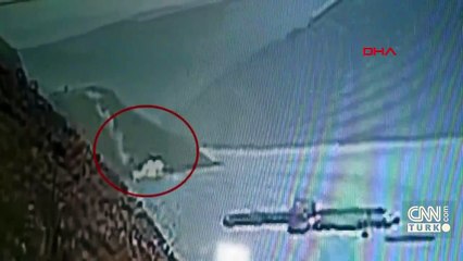 Van'da kontrolden çıkan otomobilin baraja düşme anı kamerada! 3 kişinin cansız bedenine ulaşıldı