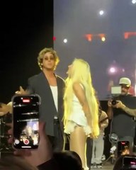 Elena Rose y Beto de Rawayana se plantan beso en la boca