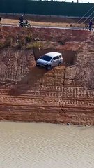 Carro quase cai em córrego após acidente em ribanceira na Cidade Universitária, em Maceió