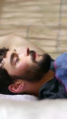 Miran observa a Reyyan mientras duerme