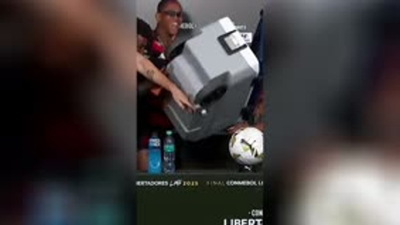 Flamengo - Filipe Luis arrosé par ses joueurs a...