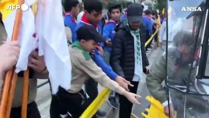 Beirut, il passaggio del corteo papale fra due ali di folla