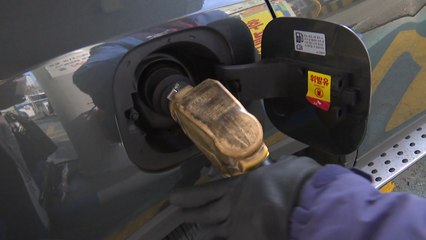 국제유가 떨어지는데 국내 기름값 상승...원인은 '고환율' [앵커리포트] / YTN