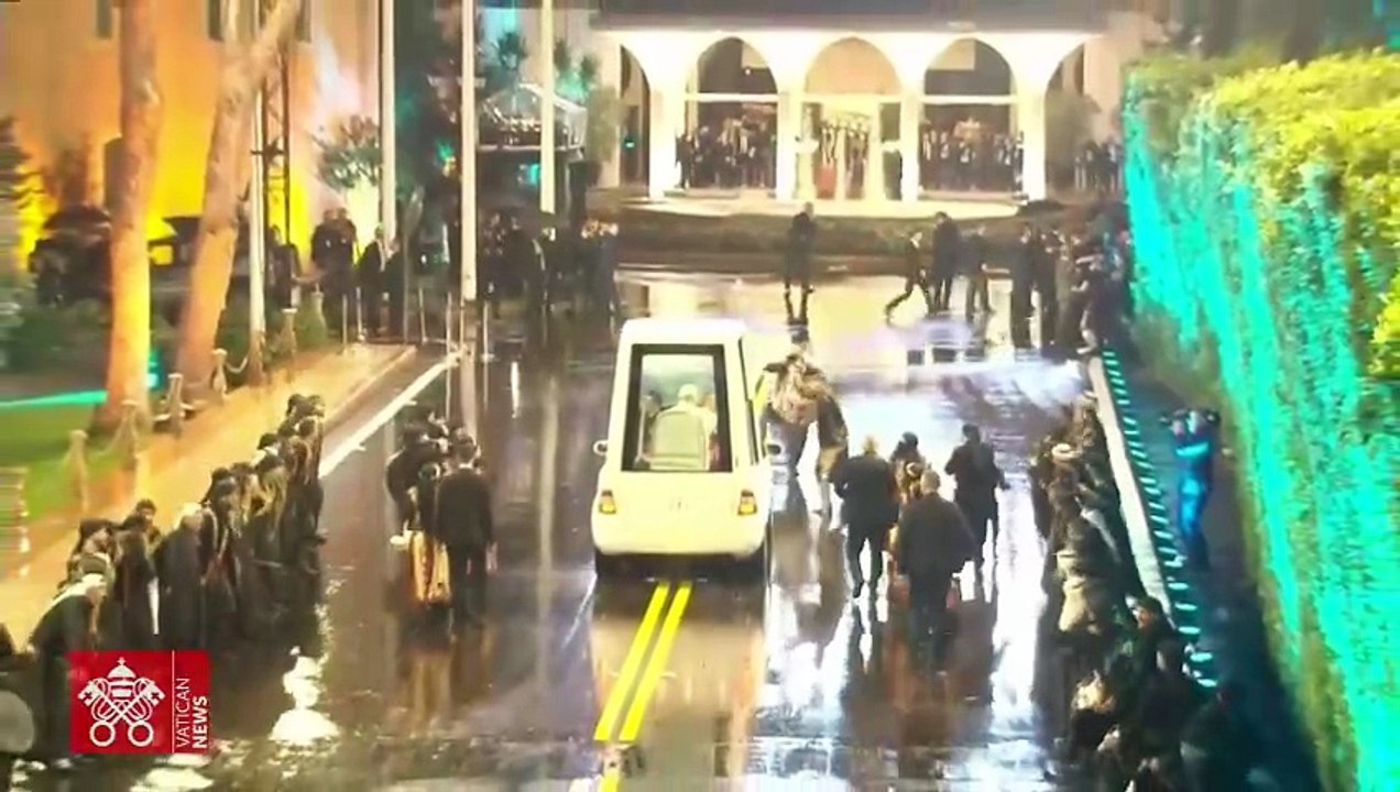 Paus Leo XIV disambut Presiden Joseph Khalil Aoun dalam kunjungan pastoral di Lebanon, Minggu, 30 Nopember 2025