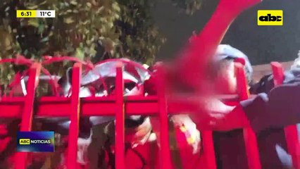 Video: Hombre quedó incrustado por reja de portón