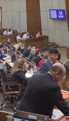 Walter Harms “coqueteando” a su colega Johana Vega