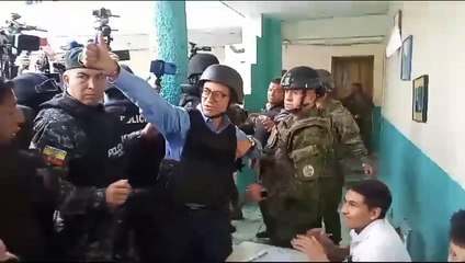 Con chaleco antibalas, casco y rodeado de policías votó el reemplazo del candidato asesinado en Ecuador