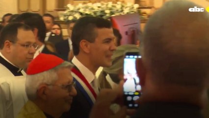 El abrazo de Santiago Peña a Horacio Cartes en la Catedral