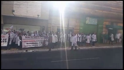 Alumnos Exigen Título De Medicina