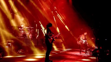 Old Yellow Bricks - Arctic Monkeys (live)