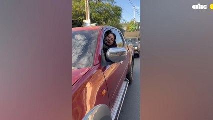 Nervios en el tránsito: chocó a otro vehículo porque no reaccionó rápido a un semáforo verde