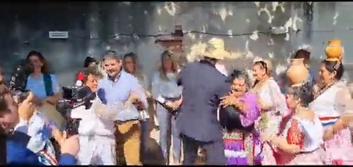 Santiago Peña Mostró Sus Pasos Prohibidos Con Las Galoperas De Punta Karapá (Video de Antonia Arroyo)