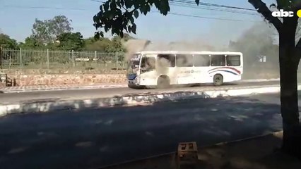 Bus arde en llamas frente al IPS Central
