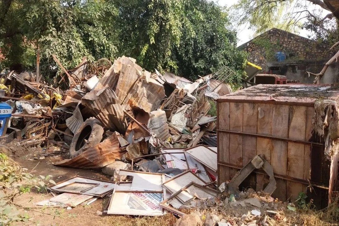 swm: यहां नगरपरिषद परिसर में लगा कबाड़ का ढेर,...