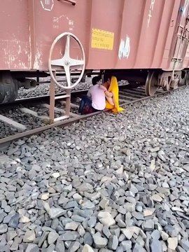 এখুনি প্রেম চাপা পড়ে অমর প্রেম হয়ে যেত।